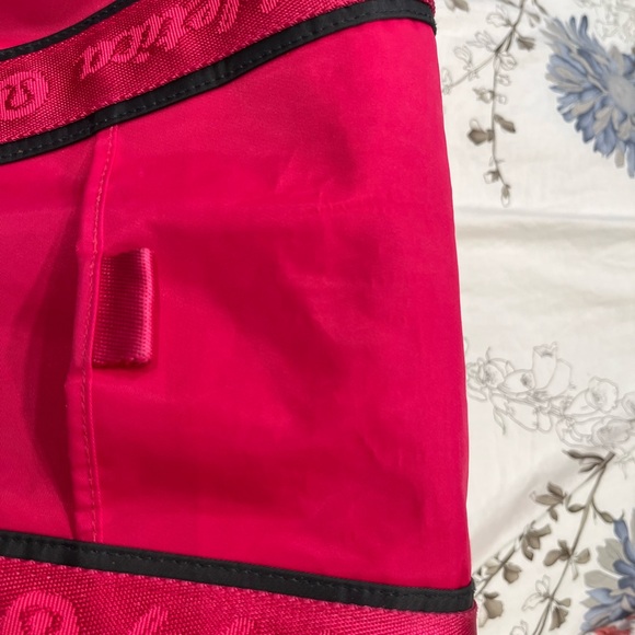 lululemon Jet  Runners Pink Duffel Bag - Hot Pink Weekend Tote - Picture 9 of 9